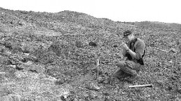 Anglo American geologist Dan MacNeil examines the Discovery gossan at the Frontier South property in far-northern Quebec.