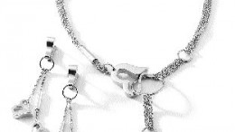 A piece from designer SuperOro, part of the "Gold for Love" collection. -- Photo courtesy of World Gold Council, (c) 2003, all rights reserved.