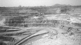 Photo by James WhyteThe Yatela open pit in western Mali produced 217,000 oz. gold in 2003, and will be one of the projects making up the million ounces produced by the new Iamgold-Wheaton combination.