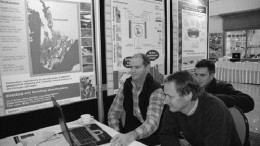 Glass Earth's vice-president of exploration and COO, Simon Henderson (left), shows details of an airborne surveying program to the head of Geology Department head of Auckland University, Jeff Mauk.