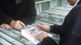 WESTERN AREASWestern Areas president and CEO Julian Hannah examines core with another geologist at the Forrestania nickel project in Australia.