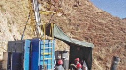 SOUTHWESTERN RESOURCESA Bradley Bros. drill rig on Southwestern Resources' Boka gold project in 2004.