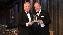 Rod Thomas, PDAC first vice-president (left), presents the Bill Dennis Award to Ross McElroy, president and COO of Fission Uranium. Credit: Envisiondigitalphoto.com