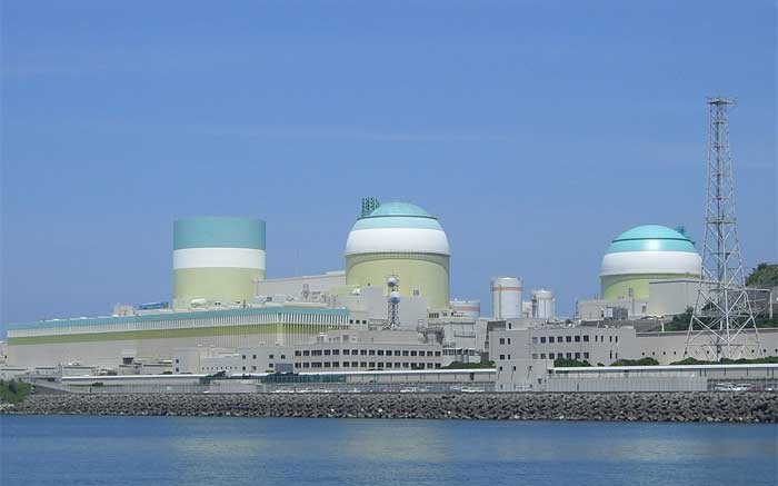 The Ikata nuclear power plant. Photo by Newsliner (Wikimedia Commons).
