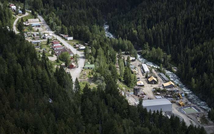 The town of Bralorne, B.C. (left) and Bralorne Gold Mines' gold project beside Cadwallader Creek. Credit: Bralorne Gold Mines