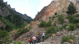 Aegean Metals Group president and CEO Eric Roth (far right) speaks to geologists at the Hot Maden gold-copper project in Turkey, 1,050 km east of Istanbul. Credit: Aegean Metals Group