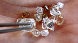 De Beers cuts diamond prices, axes 25 elite buyers