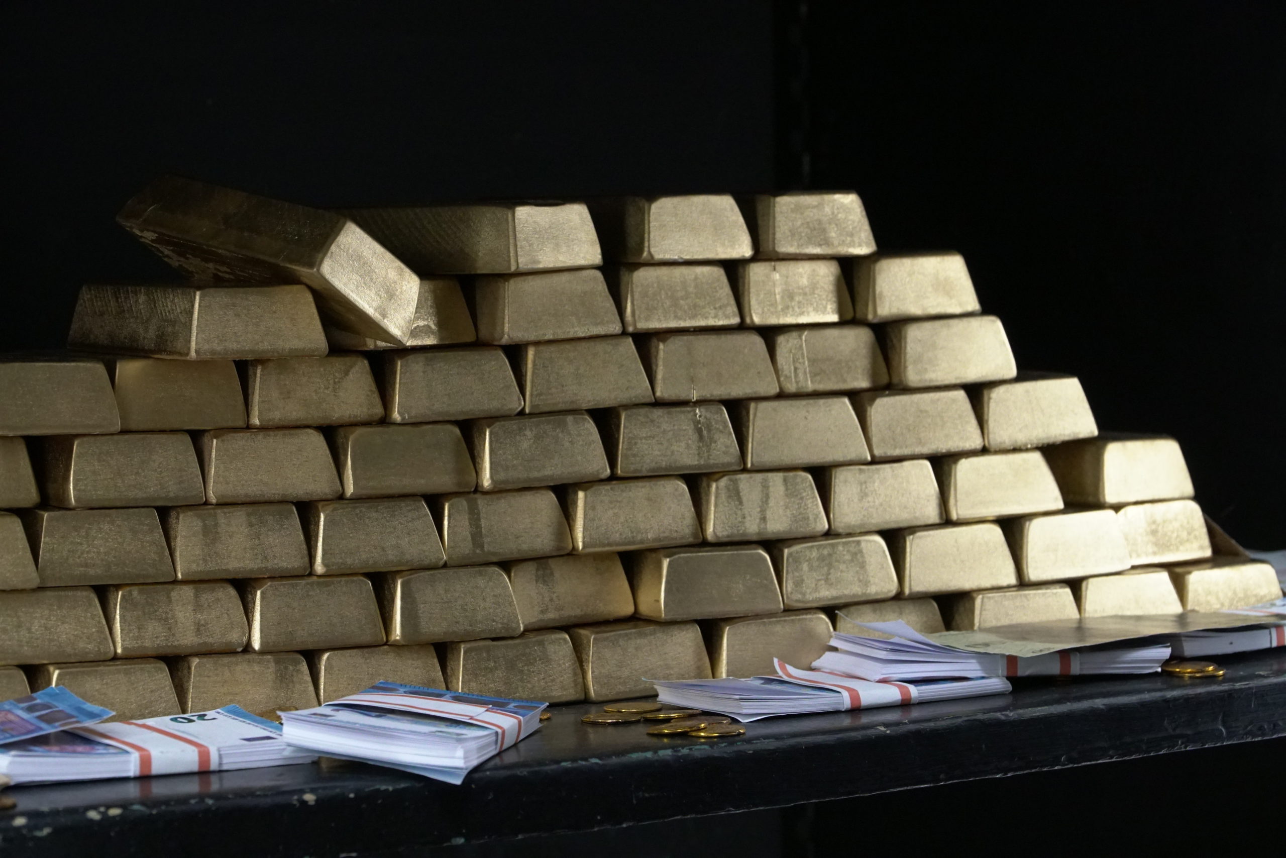 Gold dip draws Asian buyers as North American funds lose cash